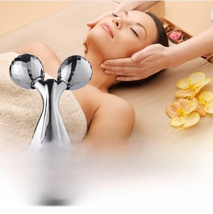 Detail view of 3D facial roller with dual globes and ergonomic curved handle for V-shaping