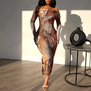 Robe moulante à épaules dénudées avec imprimé marbre et manches longues