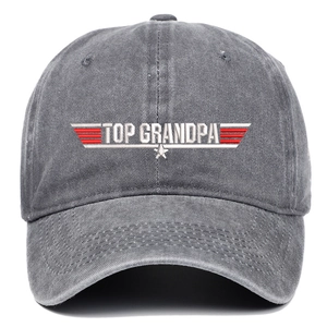 Dettaglio del ricamo Top Grandpa su cappello da baseball in cotone grigio lavato vintage