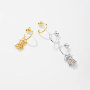 Détails de boucles d'oreilles créoles scarabée argent et or avec zircons sertis