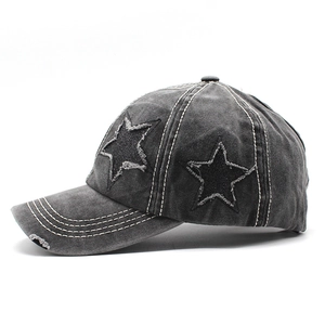 Détail de la casquette queue de cheval en coton gris avec patchs étoile et bord usé