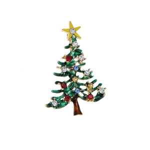 Detailansicht einer grünen Emaille-Weihnachtsbaumbrosche mit bunten Strasssteinen und Vergoldung