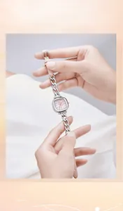 Détail du cadran en nacre rose et bracelet chaîne argentée avec cuir rose sur montre