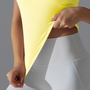 Détail montrant la haute élasticité du haut de yoga côtelé jaune pour femmes