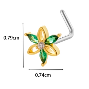Détail d'un piercing nez fleur avec pierres marquises vertes et dimensions 0.79x0.74cm