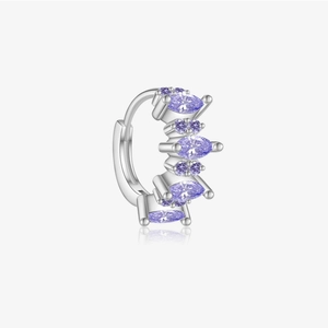 Dettaglio macro di orecchini a cerchio in argento con zirconi viola taglio marquise