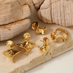Polished gold 316 stainless steel jewelry set with twisted geometric ring and earrings