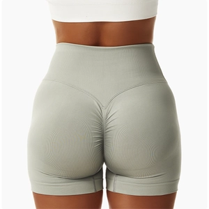 Detail der High Waist Scrunch Butt Yoga Shorts aus geripptem Strickstoff für Fitness