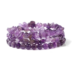 Makroaufnahme von Amethyst-Armbändern mit verschiedenen Kristallformen und Texturen
