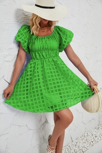 Détail de la mini robe à carreaux verts avec manches bouffantes et texture transparente