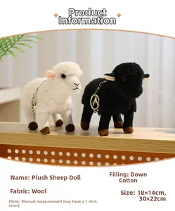 Détail des peluches mouton noir et blanc en cachemire doux avec porte-clés métalliques