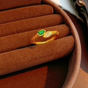 Détail de la bague vintage plaquée or avec zircon vert et texture d'écorce