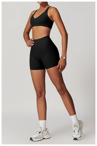 Vista laterale del reggiseno sportivo con scollo a V e pantaloncini da yoga neri