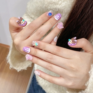 Faux ongles faits main 3D avec fille de dessin animé et motifs de sucettes colorées