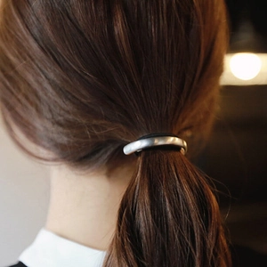 Minimalistischer, gebürsteter Silber-Pferdeschwanz-Manschettenring mit Gummiband
