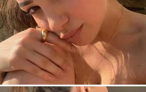 Gros plan d'une bague et d'un collier dorés massifs portés par un mannequin en mode chic