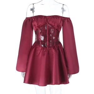 Détails de la texture satinée bordeaux et taille en dentelle sur la robe courte