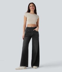Detailansicht der High-Waist-Weitbein-Jeans mit Kontrastnähten und schmalem Kurzarm-T-Shirt