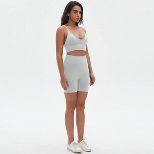 Detail eines grauen nahtlosen Yoga-Sets mit V-Ausschnitt Top und High-Waist-Shorts