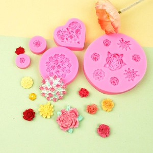Molde de silicona floral rosa con muestras de flores de resina para decorar pasteles