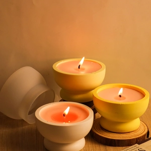 Stampo in silicone per scatola porta candele con candele profumate gialle su legno