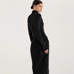 Robe noire moulante à manches longues et col montant avec détails froncés sur le côté