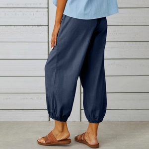 Dettaglio dei pantaloni alla turca in cotone e lino blu scuro con caviglia elasticizzata