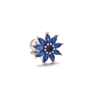Nahaufnahme von Blumenohrstecker mit blauen Zirkonia-Blütenblättern und Schraubverschluss
