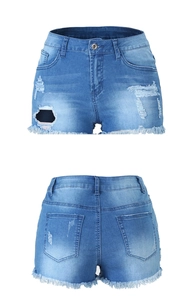 Détails du short en jean bleu clair avec déchirures usées et bords d'ourlet effilochés