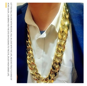 Detail van een grote gouden dikke Cubaanse ketting in hiphopstijl voor herenmode