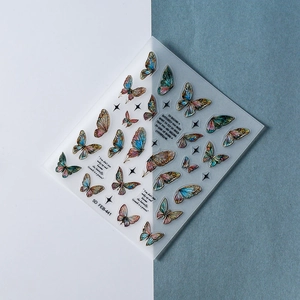 Dettaglio di adesivi per unghie 5D con farfalle colorate sfumate e texture laser