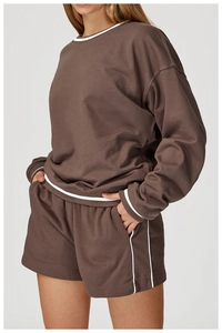 Détail d'un ensemble détente marron en maille avec rayures blanches et taille élastiquée