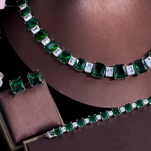 Parure de bijoux en argent avec pierres vertes taille émeraude et accents blancs