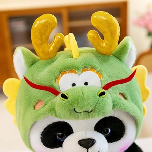 Schattige panda knuffel in groen drakenpak als cadeau voor het jaar van de draak