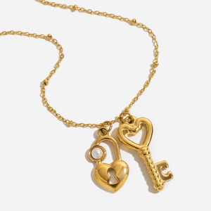 Collier en acier inoxydable doré avec pendentif cœur, clé et perle blanche élégante