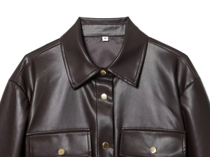 Détail d'une veste en similicuir marron foncé avec boutons dorés et poches en taille S