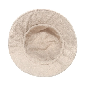 Chapeau bob réversible en sherpa beige avec matelassage en losanges pour l'hiver