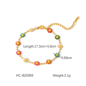 Détail du bracelet chaîne marguerite dorée avec fleurs en émail coloré et dimensions