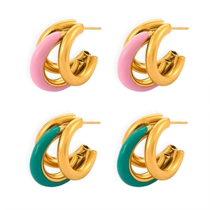 Minimalistische unregelmäßige mehrlagige C-Ohrringe goldfarben in Grün und Rosa