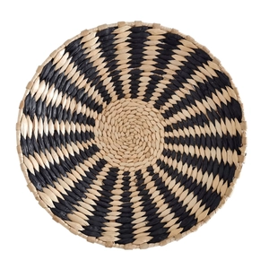 Dettaglio della trama intrecciata di una decorazione murale boho con motivi a spirale
