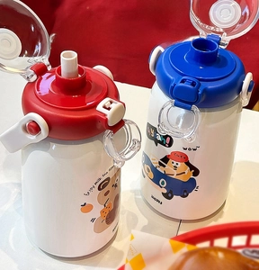 Dettaglio borraccia bimbi in acciaio 316 con cannuccia e tappo a bevuta diretta