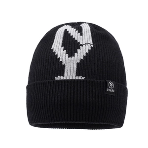 Herren Strickmütze für den Winter mit Jacquard-Muster und Logo-Etikett auf weißem Grund