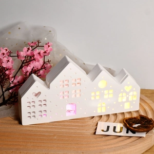 Détail du moule en silicone de maisons avec lumières LED et motifs de fenêtres ajourées