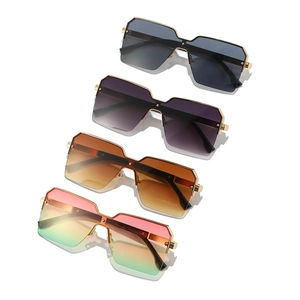 Fashionable oversized square sunglasses set with gradient metal frames in four colors