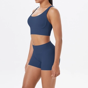 Vue latérale de l'ensemble de yoga bleu foncé avec brassière racerback et short taille haute
