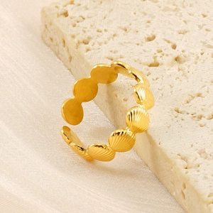 Détail macro de la bague ouverte en plaqué or 18k avec motif de coquille sur pierre