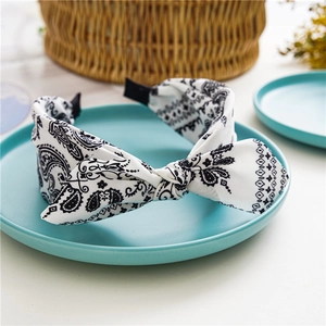 Serre-tête en tissu cachemire blanc avec motifs noirs et nœud en forme d'oreilles de lapin