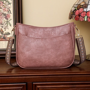 Dettaglio della borsa tote rosa in similpelle con tracolla geometrica colorata