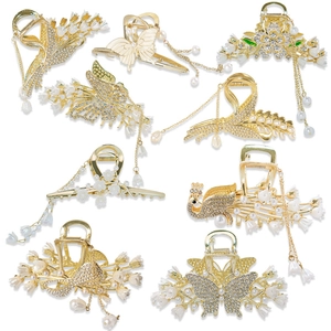 Set van 8 gouden haarklemmen met lelietjes-van-dalen en vlinders met parels en strass