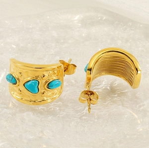 Dettaglio di orecchini a C placcati oro 18K con trama martellata e pietre turchesi